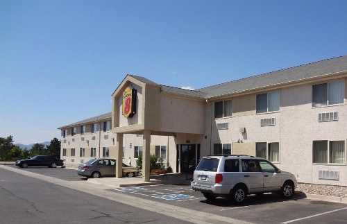 Super 8 by Wyndham Colorado Springs Airport image 1