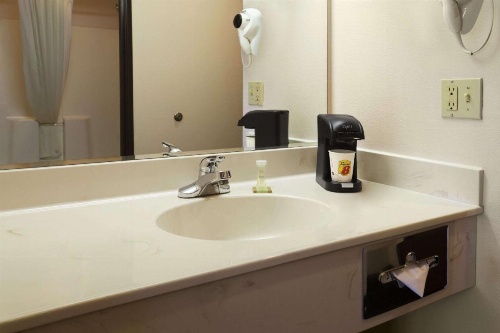 Super 8 by Wyndham Colorado Springs Airport image 2